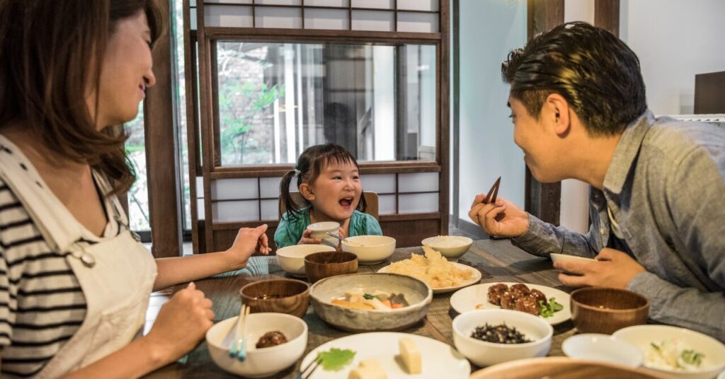 日本の健康食材を食べる家族