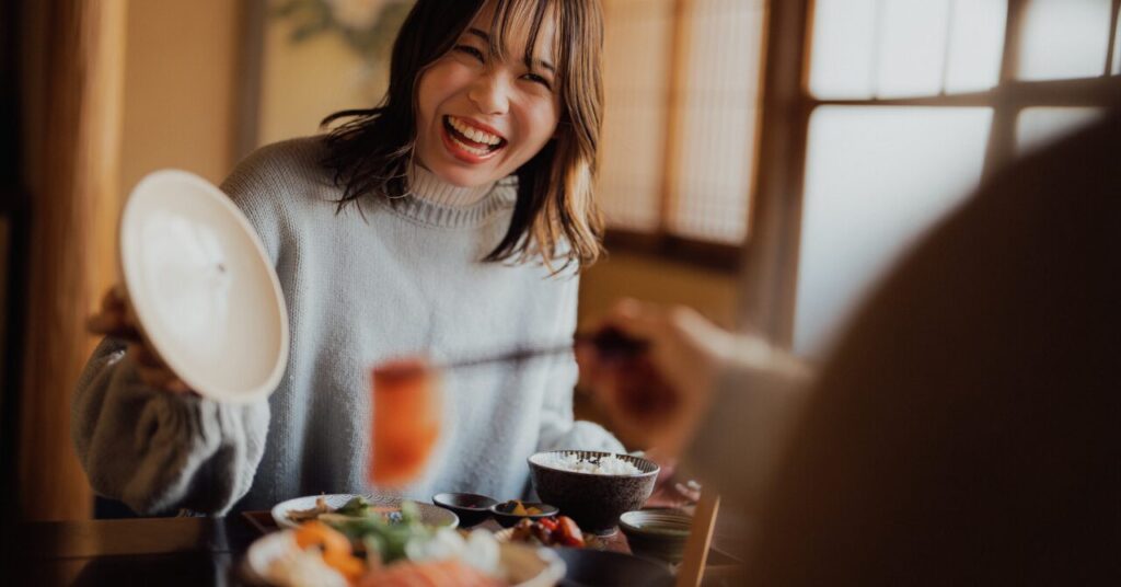 鍋を食べる男性と女性