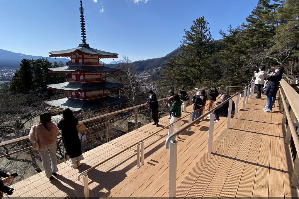 富士吉田市がふるさと納税で整備した富士山と五重塔を眺める展望デッキ