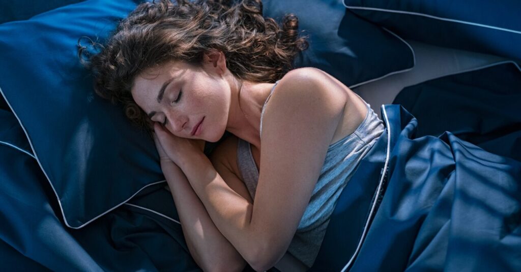 暑い夏でも快眠する女性