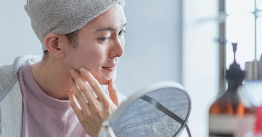 スキンケアをする男性