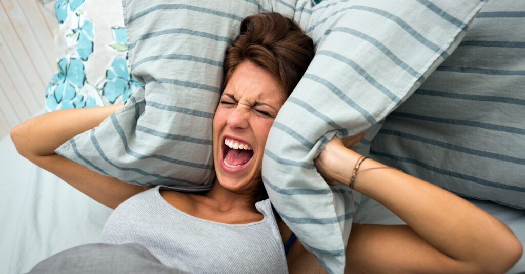 夏に眠れなくて悩む女性