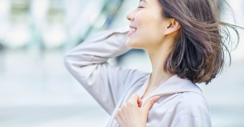 ダイエットに成功して喜ぶ女性