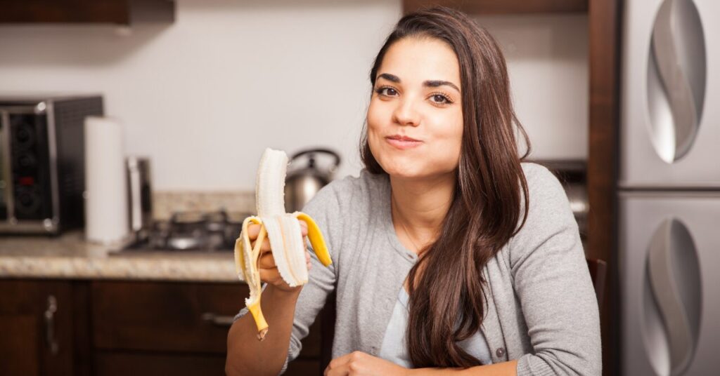 バナナを食べる女性