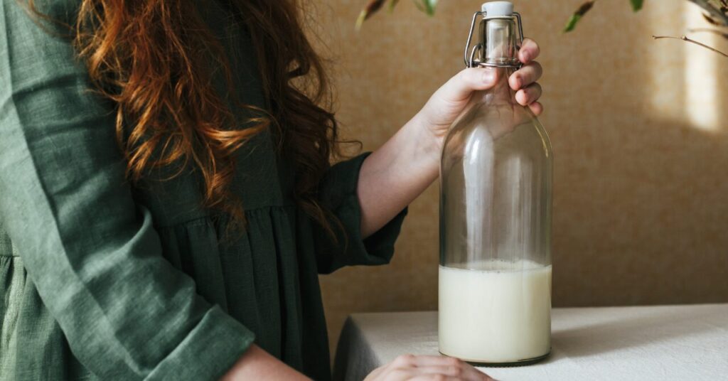 豆乳を飲み続ける女性