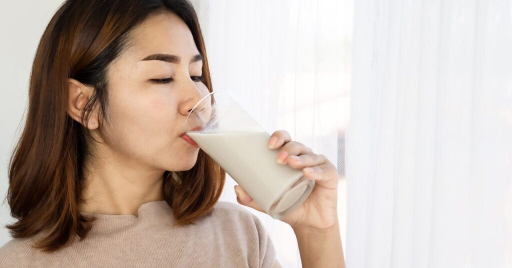 豆乳を飲む女性