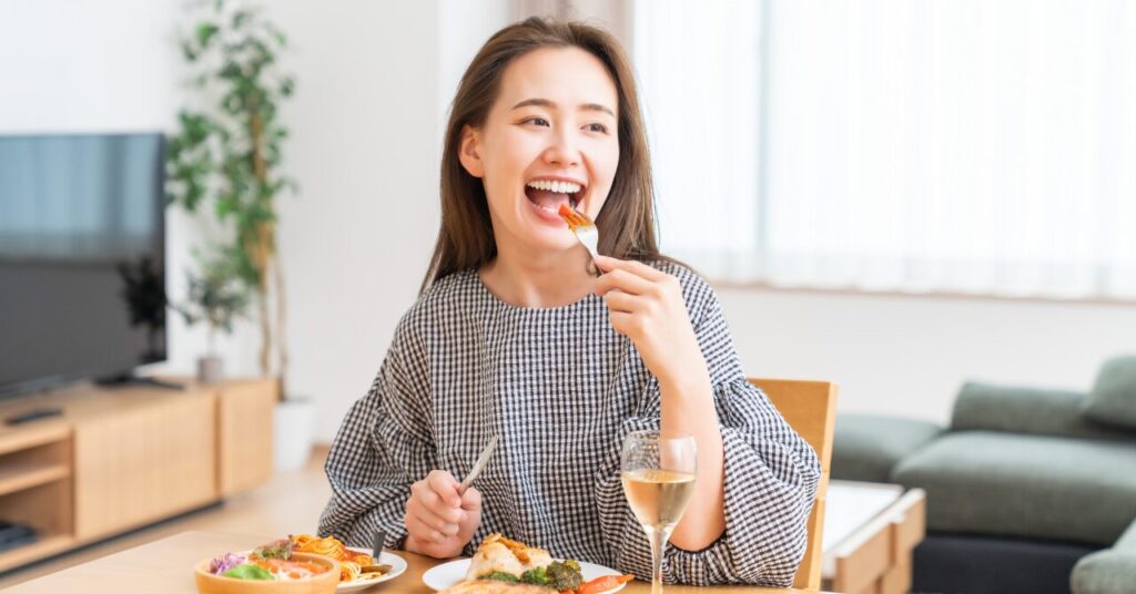 カシスヨーグルトを食べる女性