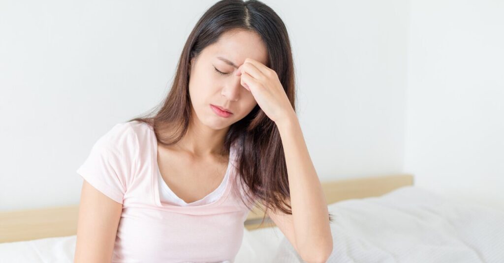 嗅ぐ力の衰えに悩む女性