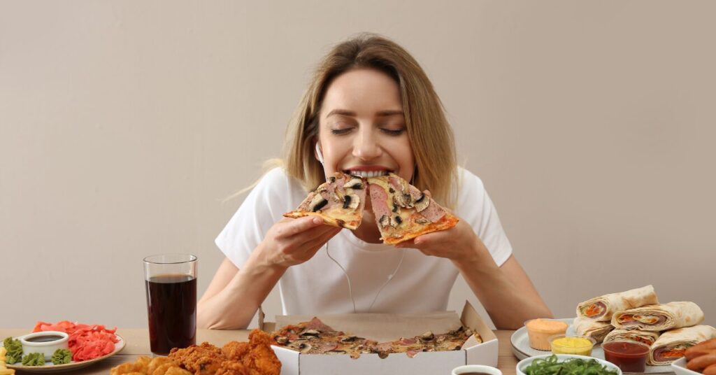 キノコ料理を食べる女性
