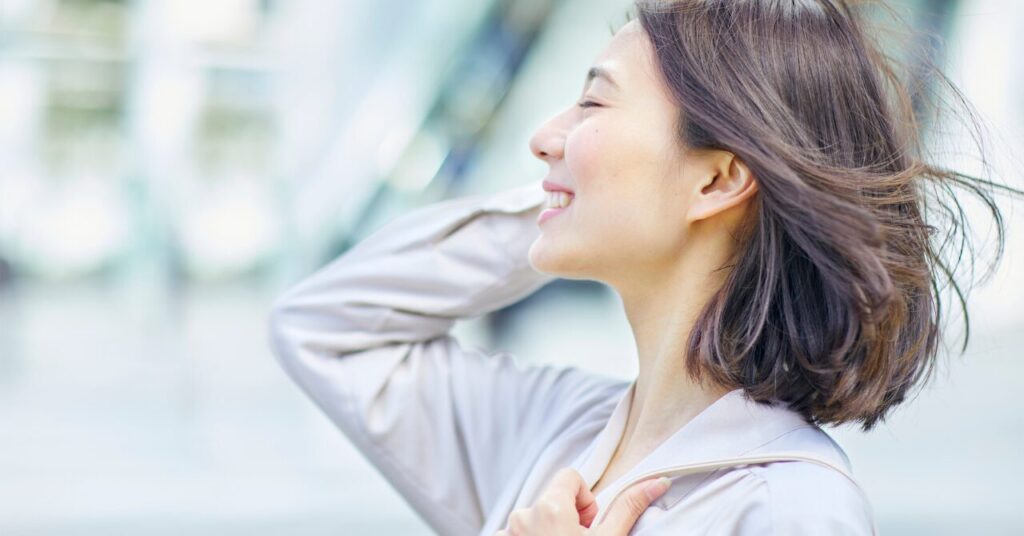 アンチエイジングにより若く見える女性