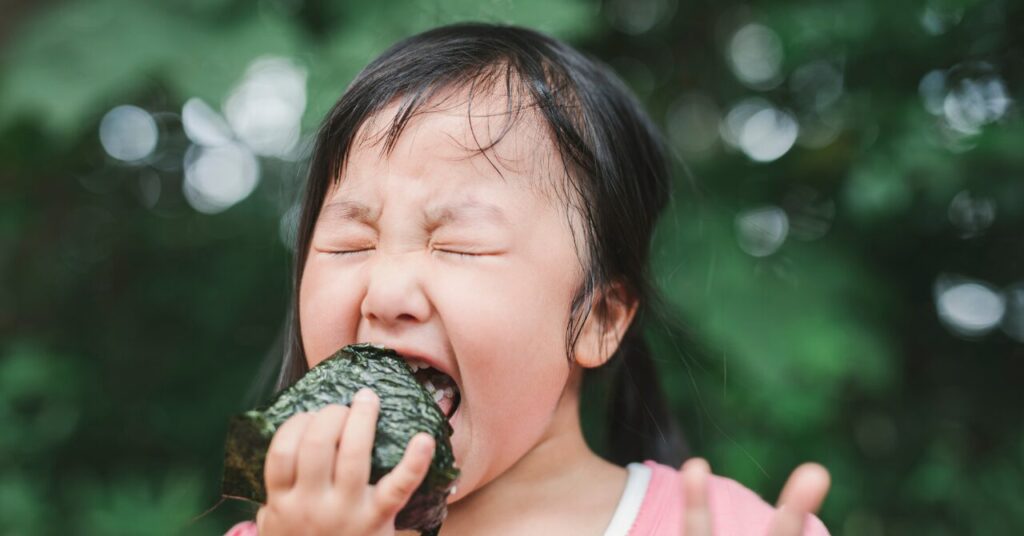おにぎりを食べる女性