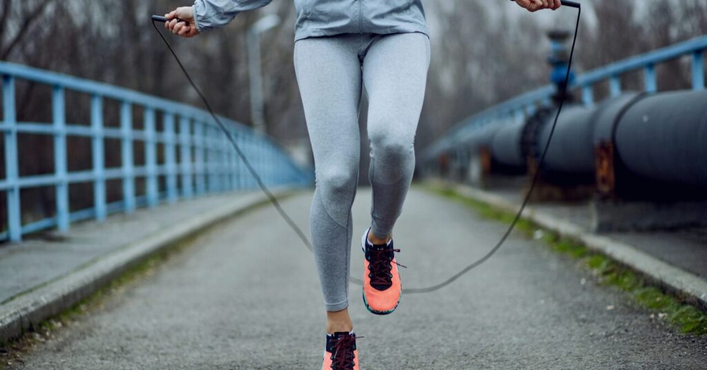 縄跳びで運動する女性