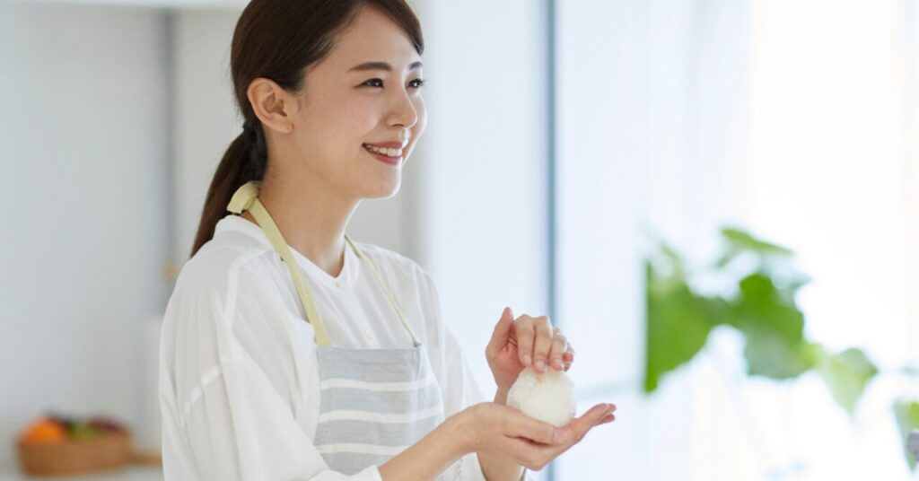おにぎりを握る女性