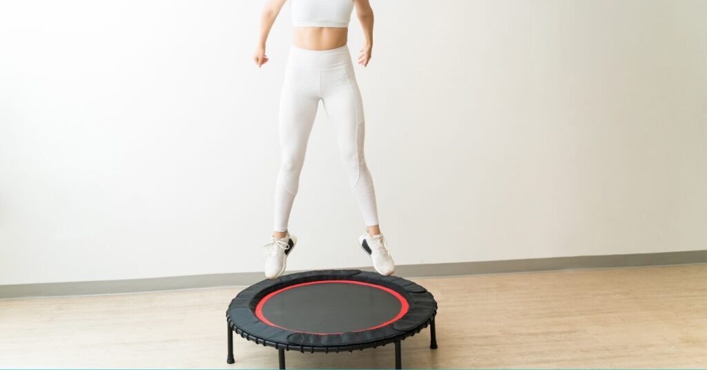 トランポリンで運動する女性