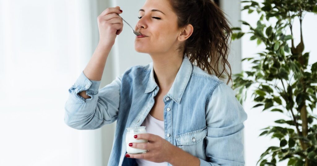ホットヨーグルトを食べる女性