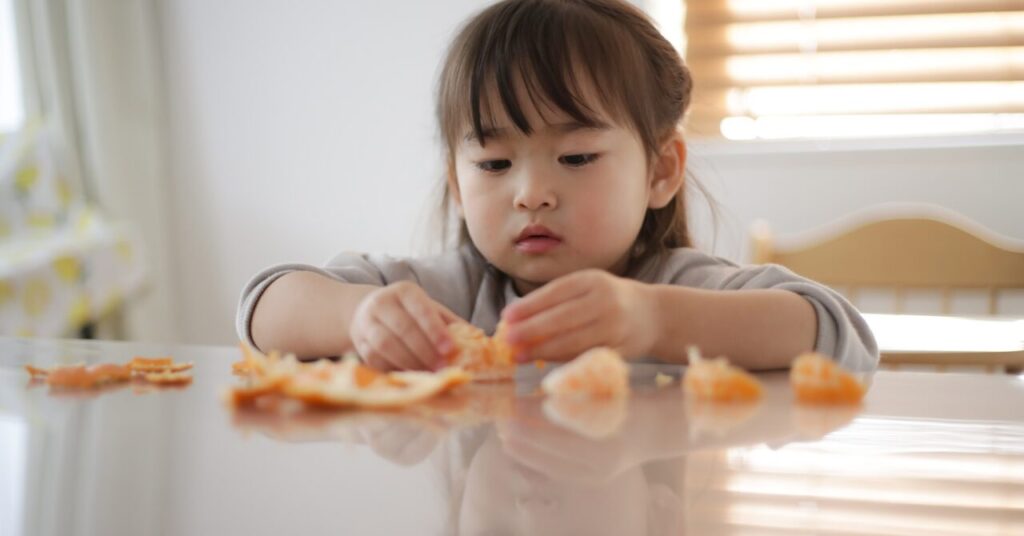 みかんを食べる子ども