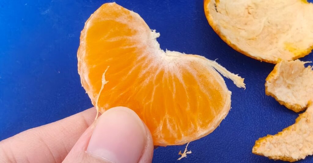 みかんを食べようとする様子