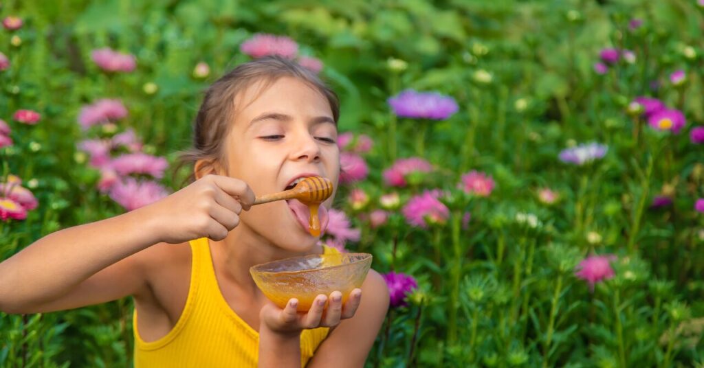 はちみつを食べる女性