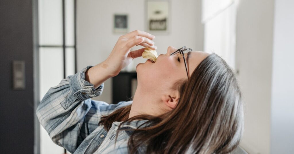 鍋を食べる女性