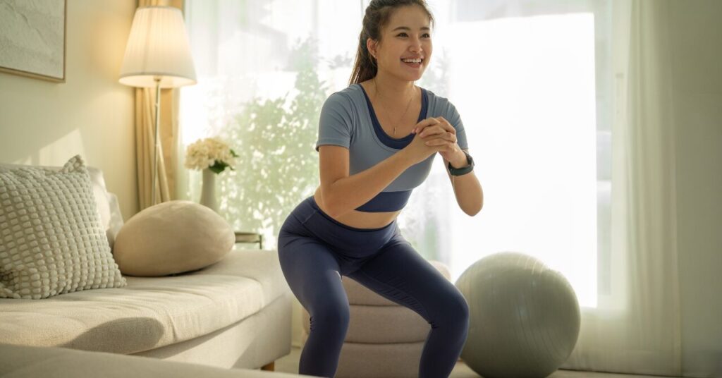 スクワットをする女性