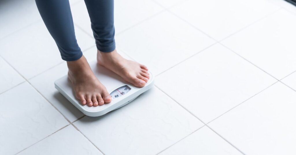 体重計に乗る女性