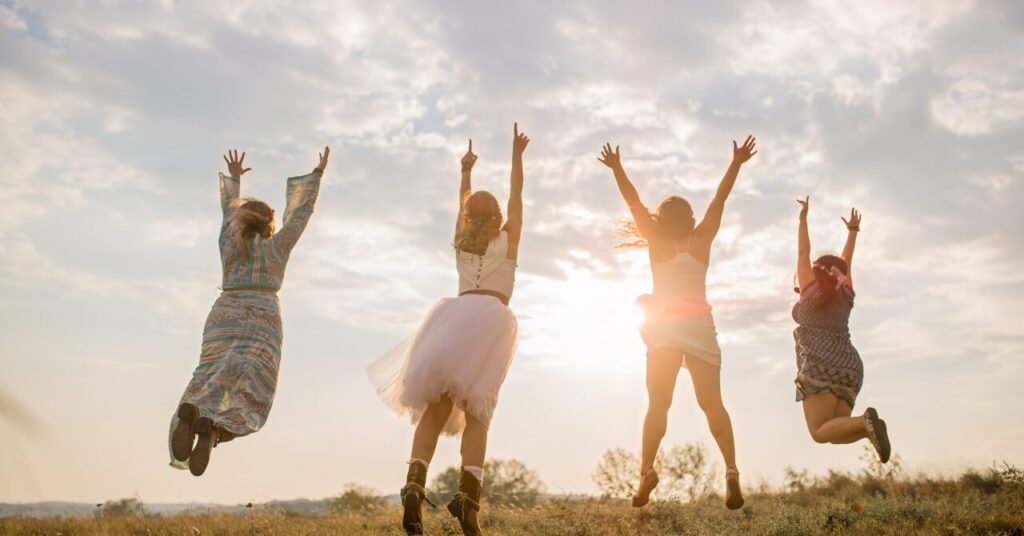 ジャンプする女性たち