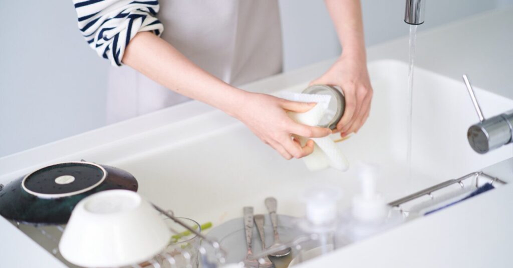 丁寧に皿洗いをする女性