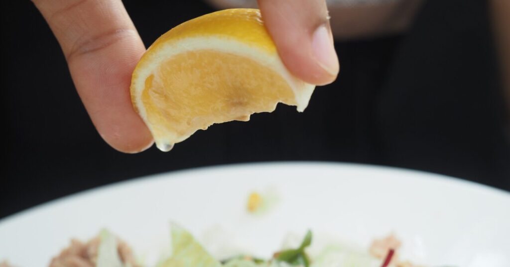 料理にレモンをかける