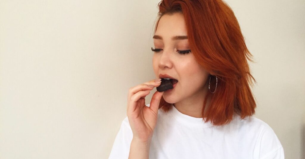 チョコレートを楽しむ女性