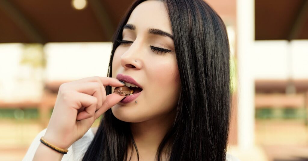 チョコレートを食べる女性