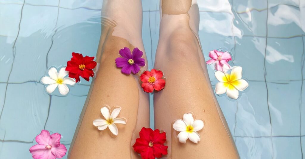 浮遊浴をする女性の足