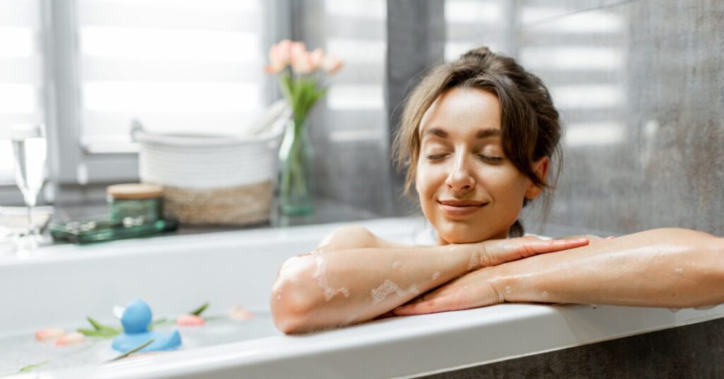 入浴しリラックスする女性