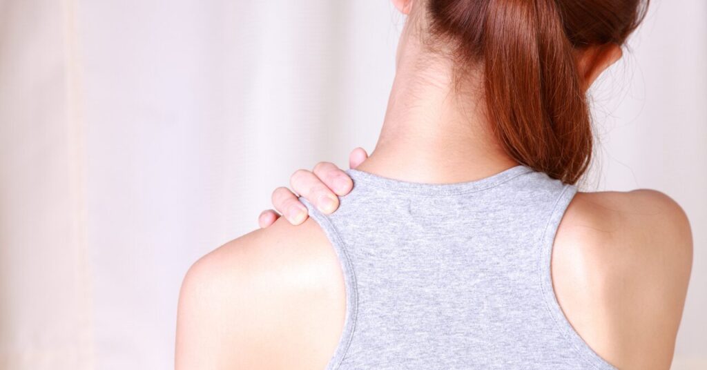 肩こりに悩む女性