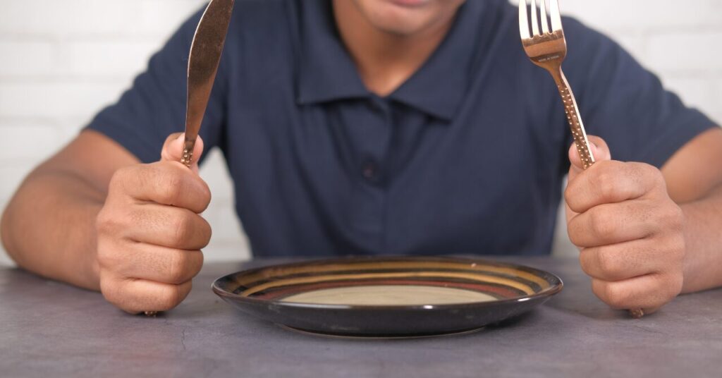 肉と魚のおかずを待つ人